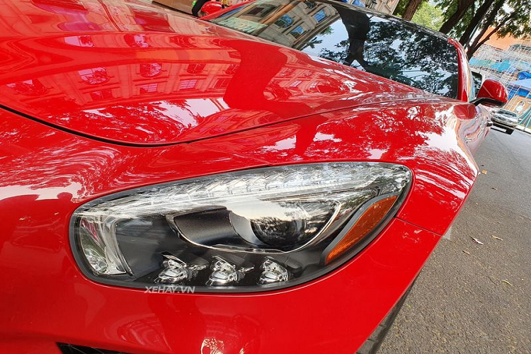 Mercedes-AMG GTS đời 2016 sở hữu cặp đèn chiếu sáng với ''mí mắt'' và 3 tinh cầu LED nhỏ bên dưới độc đáo, kết hợp với với biểu tượng ngôi sao ba cánh và thanh kim loại 2 bên trên dưới lưới tản nhiệt trước được thu nhỏ lại giúp đầu xe trông cân đối hơn.