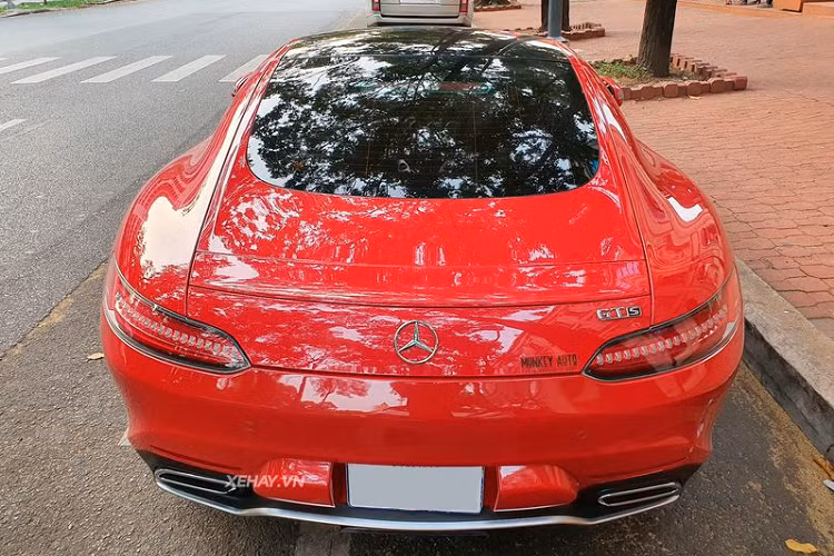 Trên mẫu xe sang thể thao Mercedes-Benz này, thiết kế cặp cửa mở kiểu cánh chim huyền thoại đã không còn được sử dụng, thay vào đó là kiểu cửa mở ngang thông thường. 