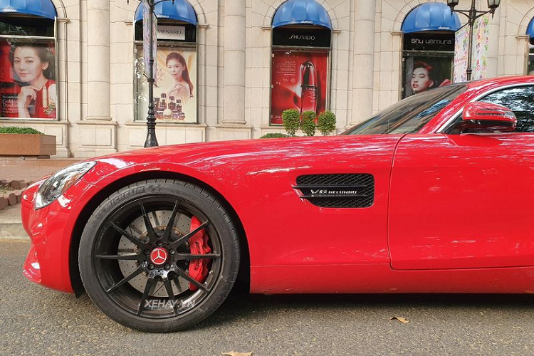 Bên trong Mercedes-AMG GT S được trang bị hàng loạt các tiện nghi cao cấp. Các trang bị công nghệ và an toàn bao gồm: Hệ thống treo thể thao thích ứng AMG RIDE CONTROL, có thể điều chỉnh 4 chế độ lái - Comfort, Sport, Sport Plus và Race. Lẫy chuyển số bán tự động phía sau tay lái đi kèm chức năng ECO start/stop, camera lùi...