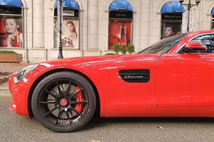 Bên trong Mercedes-AMG GT S được trang bị hàng loạt các tiện nghi cao cấp. Các trang bị công nghệ và an toàn bao gồm: Hệ thống treo thể thao thích ứng AMG RIDE CONTROL, có thể điều chỉnh 4 chế độ lái - Comfort, Sport, Sport Plus và Race. Lẫy chuyển số bán tự động phía sau tay lái đi kèm chức năng ECO start/stop, camera lùi...