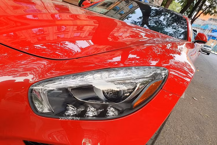 Mercedes-AMG GTS đời 2016 sở hữu cặp đèn chiếu sáng với ''mí mắt'' và 3 tinh cầu LED nhỏ bên dưới độc đáo, kết hợp với với biểu tượng ngôi sao ba cánh và thanh kim loại 2 bên trên dưới lưới tản nhiệt trước được thu nhỏ lại giúp đầu xe trông cân đối hơn.