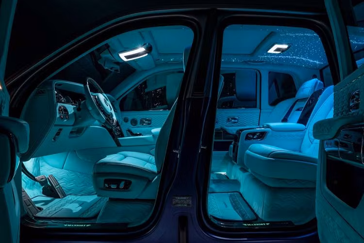 Khối sức mạnh này đã biến chiếc Rolls-Royce Cullinan Coachline mới trở nên mạnh mẽ hơn cả bản Black Badge. Biến thể này giờ đây có khả năng tăng tốc từ 0 lên 100 km/h chỉ trong 5 giây, trước đạt tốc độ tối đa 280 km/h.