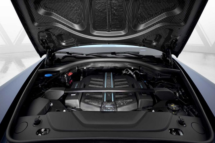 Ngoài những thay đổi về mặt trực quan, Mansory còn tinh chỉnh khối động cơ V12, tăng áp kép 6,75 lít khi nâng mức công suất từ 563 mã lực và 850 Nm lên thành 601 mã lực và950 Nm.