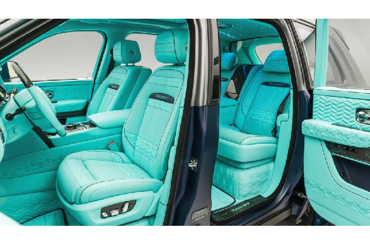 Đầu tiên, bạn ngay lập tức sẽ choáng ngợp trước vẻ đẹp của khoang cabin màu ngọc lam, cũng như sự tinh tế xuất hiện ngay cả trên một số chi tiết nhỏ nhất như ghế trẻ em.