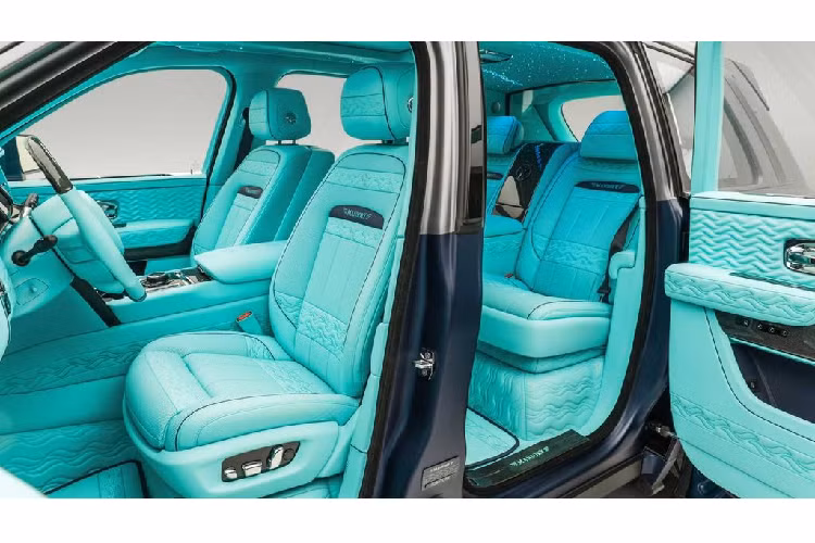 Đầu tiên, bạn ngay lập tức sẽ choáng ngợp trước vẻ đẹp của khoang cabin màu ngọc lam, cũng như sự tinh tế xuất hiện ngay cả trên một số chi tiết nhỏ nhất như ghế trẻ em.