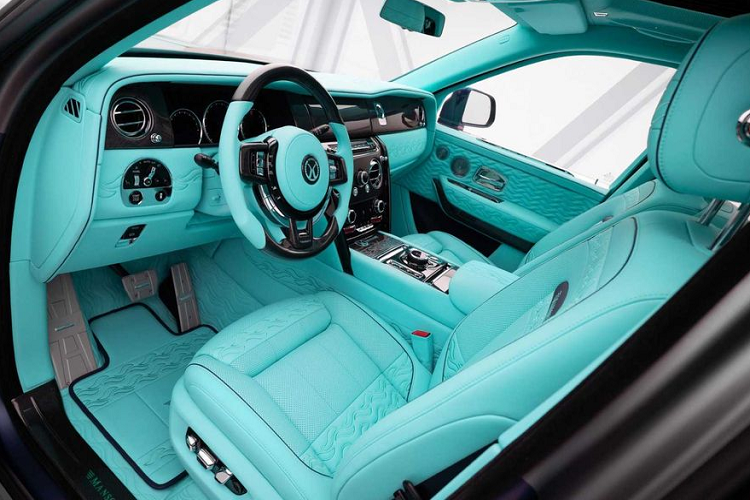 Không chỉ sở hữu vẻ bề ngoài đầy ấn tượng, những điều bất ngờ của bản độ này còn nằm ở phía sau cánh cửa suicide door truyền thống của nhà Rolls-Royce.
