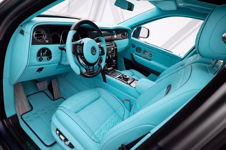 Không chỉ sở hữu vẻ bề ngoài đầy ấn tượng, những điều bất ngờ của bản độ này còn nằm ở phía sau cánh cửa suicide door truyền thống của nhà Rolls-Royce.