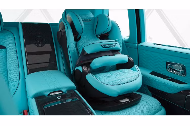 Không chỉ khoang nội thất, biểu tượng Spirit of Ecstasy đặt tại đầu mui xe cũng được “tắm” trong màu ngọc lam, tương tự như các nan dọc của lưới tản nhiệt hay đường chỉ kéo ngang thân xe, phân cách giữa 2 màu sơn Xanh Đại dương và Bạc Secret.