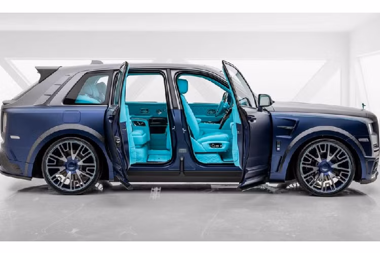 Mặc dù được coi là chiếc SUV sang trọng và thanh lịch nhất từ trước đến nay, Mansory vẫn quyết định "tiêm" cho Cullinan thêm một chút ADN thể thao bằng cách lắp đặt các khe hút gió cỡ lớn tại khu vực phía trước, nơi tấm mui xe được làm từ sợi carbon.