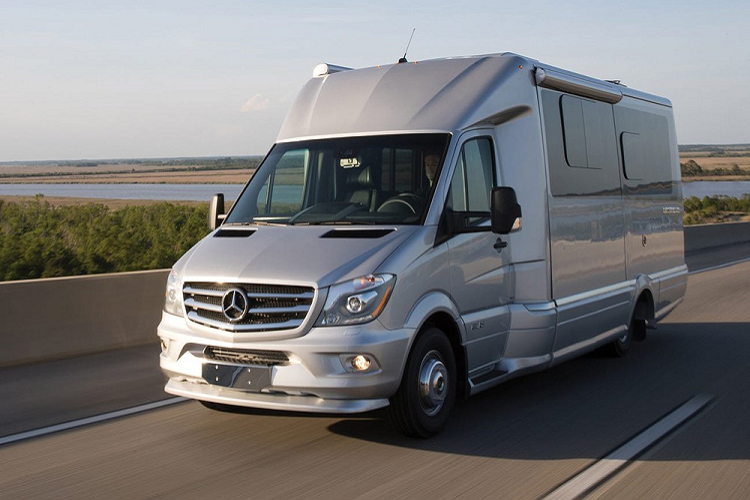 Airstream là công ty Mỹ lâu đời nhất trong ngành công nghiệp xe RV, và vì thế, họ biết rõ cách thức tạo nên một “mái nhà di động” mới mẻ, sang trọng, đáng tin cậy, và lôi cuốn nhất có thể. Mẫu Airstream Atlas 2020 mới được chế tạo dựa trên một khung gầm Mercedes-Benz bởi vì Airstream mong muốn kết hợp hiệu suất Mercedes với mức độ sang trọng mà chỉ Airstream có thể cung cấp.