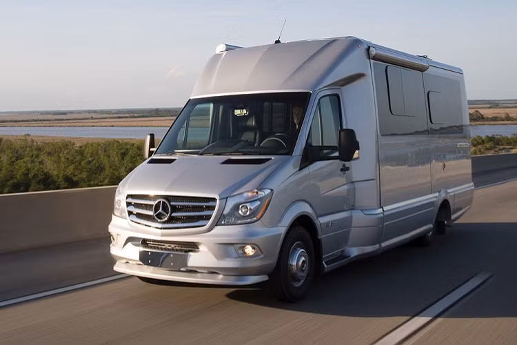 Airstream là công ty Mỹ lâu đời nhất trong ngành công nghiệp xe RV, và vì thế, họ biết rõ cách thức tạo nên một “mái nhà di động” mới mẻ, sang trọng, đáng tin cậy, và lôi cuốn nhất có thể. Mẫu Airstream Atlas 2020 mới được chế tạo dựa trên một khung gầm Mercedes-Benz bởi vì Airstream mong muốn kết hợp hiệu suất Mercedes với mức độ sang trọng mà chỉ Airstream có thể cung cấp.