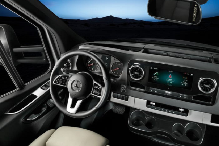 Được thiết kế với tất cả tiện nghi của một căn nhà sang trọng, Atlas 2020 có trang bị những tùy chọn thông tin giải tri nâng cấp so với đời trước, bao gồm một Samsung LED Smart TV 40 inch với âm thanh ngoài. Với giao diện MBUX mới của Mercedes-Benz, Atlas giờ đây cũng có một màn hình thông tin giải trí 10.3 inch ngon lành hơn.