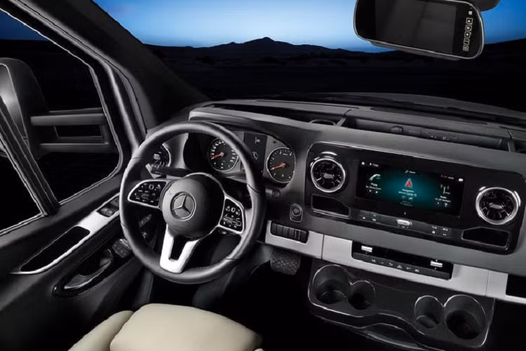 Được thiết kế với tất cả tiện nghi của một căn nhà sang trọng, Atlas 2020 có trang bị những tùy chọn thông tin giải tri nâng cấp so với đời trước, bao gồm một Samsung LED Smart TV 40 inch với âm thanh ngoài. Với giao diện MBUX mới của Mercedes-Benz, Atlas giờ đây cũng có một màn hình thông tin giải trí 10.3 inch ngon lành hơn.