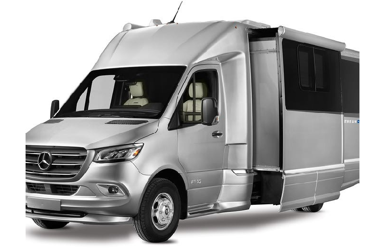 Airstream Atlas 2020 được chế tạo trên khung gầm Mercedes-Benz Sprinter 3500 với trục cơ sở 4.320 mm. Để mở rộng không gian sống, Airstream đã lắp đặt thêm tấm ốp thân vỏ có thể mở rộng ở bên sườn phía sau ghế tài xế. Kích hoạt khi đỗ, tấm ốp này bổ sung thêm vài inch chiều rộng, qua đó cho phép người dùng mở ra thêm một giường ngủ giấu kín khéo léo.