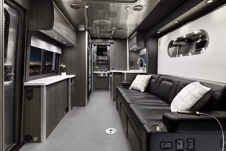 Chiếc motorhome to lớn và sang trọng này còn có khu bếp kiểu căn hộ với đầy đủ bếp nướng, bồn rửa với nước nóng, lò vi sóng, một tủ lạnh/tủ đông nhỏ, một tủ bếp và thậm chí một cái quạt bếp. Nhiêu đó là thừa đủ để nấu những bữa ăn cơ bản cho 2 hoặc 4 người, nhưng đừng hi vọng nó là lựa chọn thích hợp cho những bữa tiệc linh đình, bởi không gian chỉ có giới hạn.