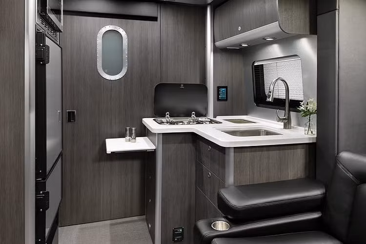 Phòng tắm kiểu căn hộ chiếm dụng toàn bộ phần phía sau của cabin và hệ thống vòi hoa sen cao, toilet và bồn rửa bằng sứ, một tủ thuốc nhỏ và nhiều không gian chứa. Nguồn nước sử dụng được lấy từ một bể nước sạch 87 lít và rồi dẫn sang hai bể chứa tách biệt khác: một bể nước xám 117 lít và một bể nước đen 87 lít.