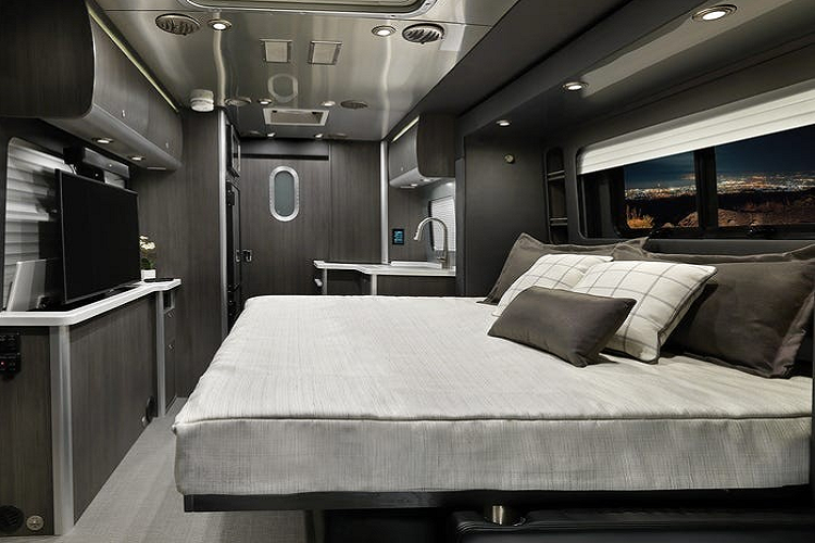 Mẫu Atlas nâng cấp có trang bị giường ngủ cho 2 người và ghế ngồi cho 4 người, và ghế ngồi tài xế có thể quay lại đối diện cabin. Lắp thêm bàn ăn gấp ở phía trước ghế ngồi và bạn sẽ có một không gian ăn tối thoải mái hoặc không gian học tập. Giường ngủ trên xe có thể biến đổi trở lại thành ghế dài với dây đai an toàn để tiện lái xe ban ngày, và phần ốp thân vỏ mở ra có thể dễ dàng thu lại không dấu vết.