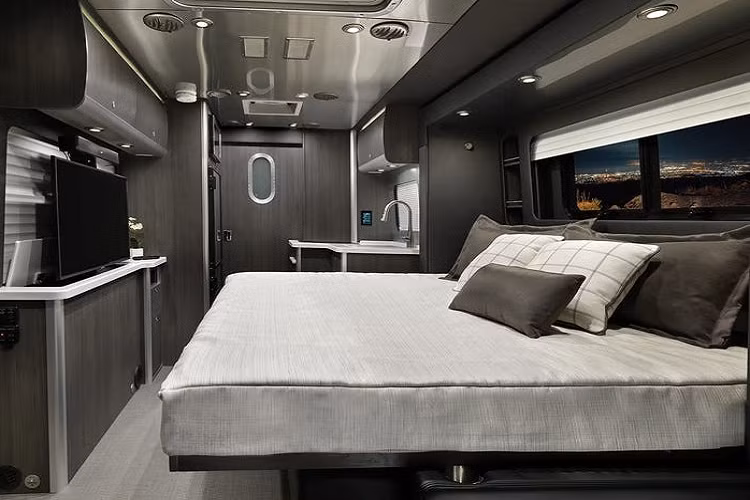 Mẫu Atlas nâng cấp có trang bị giường ngủ cho 2 người và ghế ngồi cho 4 người, và ghế ngồi tài xế có thể quay lại đối diện cabin. Lắp thêm bàn ăn gấp ở phía trước ghế ngồi và bạn sẽ có một không gian ăn tối thoải mái hoặc không gian học tập. Giường ngủ trên xe có thể biến đổi trở lại thành ghế dài với dây đai an toàn để tiện lái xe ban ngày, và phần ốp thân vỏ mở ra có thể dễ dàng thu lại không dấu vết.