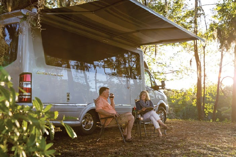 Xe được trang bị một động cơ dầu V6 dung tích 3.0 lít sản sinh 188 mã lực. Atlas 2020 tiêu thụ khoảng 13 – 14,7 lít/100 km cao tốc, và có lắp đặt hệ thống treo khí của riêng Airstream để khiến hành trình trở nên êm ái hơn. Giá xe Airstream Atlas 2020 khởi điểm 238.071 USD (tương đương 5,5 tỷ đồng), không hề “rẻ” chút nào. Tuy nhiên, Airstream hi vọng rằng lời hứa mức độ sang trọng như nhà ở và khả năng đi xa khỏi mạng lưới điện là đủ hấp dẫn đối với các khách hàng tiềm năng.