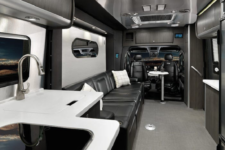 Gói trang bị tiện nghi của Airstream Atlas 2020 còn có điều hòa không khí và máy bơm nhiệt, mái hiên tự động, đèn kích hoạt theo chuyển động ở bên ngoài và một vòi hoa sen ngoài trời. Chiếc xe cũng được kết nối TV vệ tinh và tích hợp Wi-Fi. Đối với lời hứa hẹn đi nghỉ xa khỏi mạng lưới điện, Atlas 2020 có trang bị tấm pin năng lượng mặt trời 300 watt trên nóc, cung cấp nguồn năng lượng ổn định trong những ngày nắng ấm.