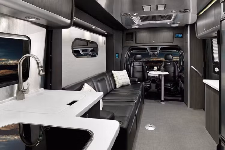Gói trang bị tiện nghi của Airstream Atlas 2020 còn có điều hòa không khí và máy bơm nhiệt, mái hiên tự động, đèn kích hoạt theo chuyển động ở bên ngoài và một vòi hoa sen ngoài trời. Chiếc xe cũng được kết nối TV vệ tinh và tích hợp Wi-Fi. Đối với lời hứa hẹn đi nghỉ xa khỏi mạng lưới điện, Atlas 2020 có trang bị tấm pin năng lượng mặt trời 300 watt trên nóc, cung cấp nguồn năng lượng ổn định trong những ngày nắng ấm.