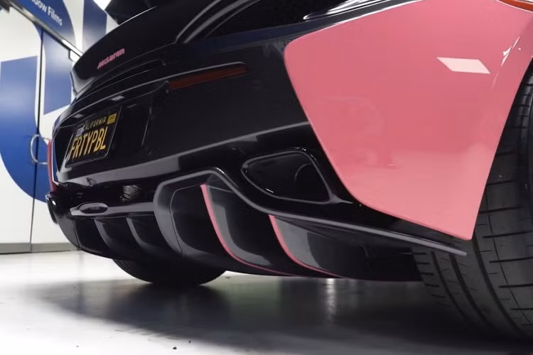 Chiếc xe được trang bị khối động cơ V8 tăng áp kép, dung tích 3,8 lít, sản sinh công suất cực đại 562 mã lực và mô-men xoắn cực đại 600 Nm. Sức mạnh này được truyền đến bánh sau thông qua hộp số ly hợp kép 7 cấp, nhờ đó xe có khả năng đạt 100 km/h từ vị trí đứng yên chỉ trong 3,1 giây và tốc độ tối đa đạt 328 km/h. Giá xe McLaren 570S Spider độ của Jeffree Star hiện chưa được West Coast Customs công bố.