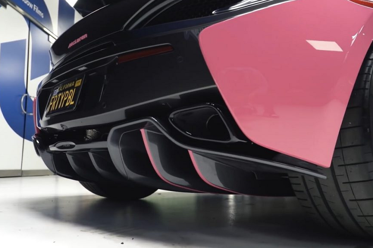 Chiếc xe được trang bị khối động cơ V8 tăng áp kép, dung tích 3,8 lít, sản sinh công suất cực đại 562 mã lực và mô-men xoắn cực đại 600 Nm. Sức mạnh này được truyền đến bánh sau thông qua hộp số ly hợp kép 7 cấp, nhờ đó xe có khả năng đạt 100 km/h từ vị trí đứng yên chỉ trong 3,1 giây và tốc độ tối đa đạt 328 km/h. Giá xe McLaren 570S Spider độ của Jeffree Star hiện chưa được West Coast Customs công bố.