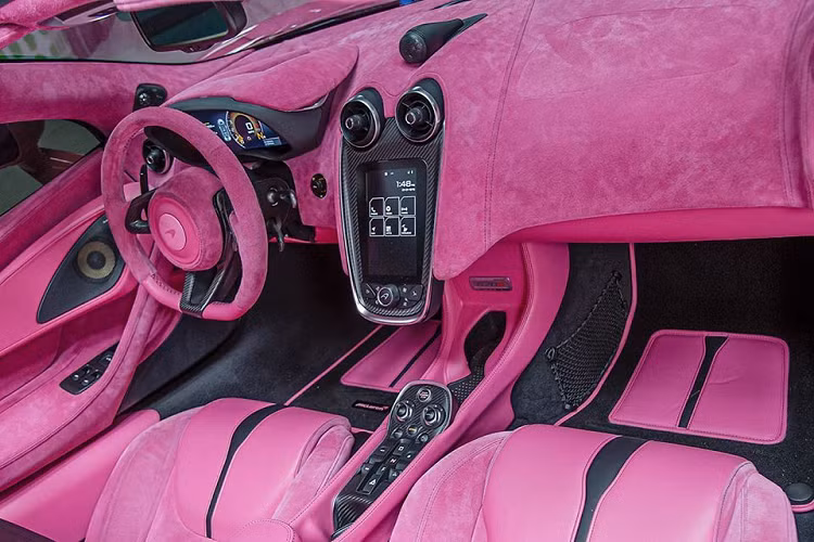 Nội thất của chiếc 570S này là thứ đặc biệt nhất trong dự án lần này. Phần nội thất màu đen-cam nguyên bản đã được gỡ bỏ. Toàn bộ các chi tiết như bảng táp lô, bậc cửa, ghế lái được bọc với hai tông màu da và da lộn màu hồng. Kết hợp trên nền màu hồng chủ đạo chính là các chi tiết màu đen xen kẽ, đem lại sự cân bằng trong màu sắc nội thất. Trên tựa ghế còn được thêu logo của riêng Jeffrey Star.