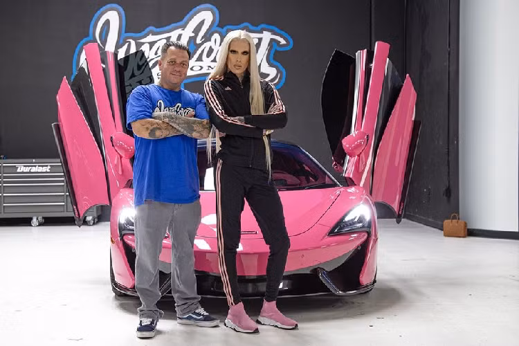  Siêu xe McLaren 570S Spider được định vị là mẫu xe “entry-level” với giá thành rẻ, đầy hấp dẫn cho những người muốn chơi siêu xe có một khởi đầu tốt đẹp. McLaren 570S sở hữu thiết kế hầm hố với những đường cong uốn lượn dữ dằn, đèn pha liền hốc gió hình boomerang đặc trưng của thương hiệu siêu xe Anh Quốc, khá tương đồng với đàn anh 650S.