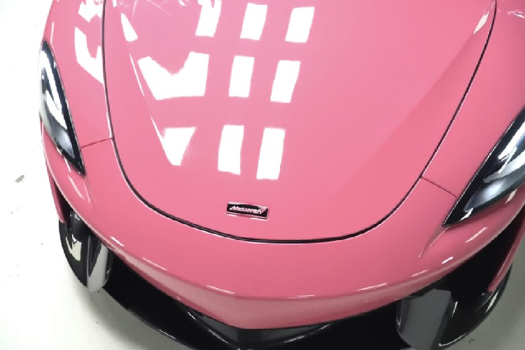 Với phong cách độc đáo, khá mới lạ trong cách độ xe, West Coast Customs sớm chiếm được cảm tình của nhiều khách hàng, đặc biệt là những người nổi tiếng. West Coast Customs có những vị khách hàng “ruột” như siêu sao bóng rổ Shanquile O’Neal hay nam ca sĩ Justin Bieber, Will.i.am, tiểu thư Paris Hilton và cả rapper Travis Scott.