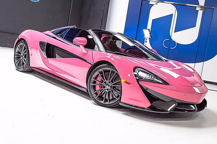 Đặc biệt, dù thuộc dòng siêu xe bình dân giá rẻ nhưng 570S vẫn sở hữu cửa cắt kéo rất cá tính, một đặc điểm thường gắn liền với các siêu xe đắt tiền. West Coast Customs là một thương hiệu độ nổi tiếng từ loạt series truyền hình như “Pimp My Ride” hay “Streets Custom”.