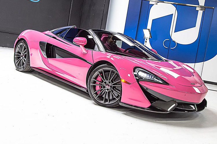 Đặc biệt, dù thuộc dòng siêu xe bình dân giá rẻ nhưng 570S vẫn sở hữu cửa cắt kéo rất cá tính, một đặc điểm thường gắn liền với các siêu xe đắt tiền. West Coast Customs là một thương hiệu độ nổi tiếng từ loạt series truyền hình như “Pimp My Ride” hay “Streets Custom”.