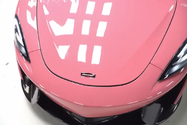 Với phong cách độc đáo, khá mới lạ trong cách độ xe, West Coast Customs sớm chiếm được cảm tình của nhiều khách hàng, đặc biệt là những người nổi tiếng. West Coast Customs có những vị khách hàng “ruột” như siêu sao bóng rổ Shanquile O’Neal hay nam ca sĩ Justin Bieber, Will.i.am, tiểu thư Paris Hilton và cả rapper Travis Scott.