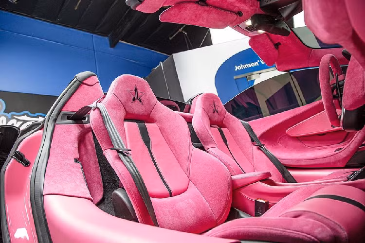 Đồng thời, Jeffree Star cũng chính là “khách hàng quen” củ West Coast Customs khi phần lớn những chiếc xe của anh đều đươc sơn màu hồng và được thực hiện bởi thương hiệu độ xe đình đám này như BMW i8, Lamborghini Huracan, Audi R8, Rolls-Royce Wraith,… và mới nhất chính là McLaren 570S Spider.