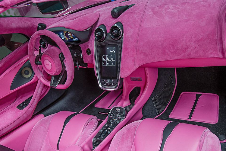 Nội thất của chiếc 570S này là thứ đặc biệt nhất trong dự án lần này. Phần nội thất màu đen-cam nguyên bản đã được gỡ bỏ. Toàn bộ các chi tiết như bảng táp lô, bậc cửa, ghế lái được bọc với hai tông màu da và da lộn màu hồng. Kết hợp trên nền màu hồng chủ đạo chính là các chi tiết màu đen xen kẽ, đem lại sự cân bằng trong màu sắc nội thất. Trên tựa ghế còn được thêu logo của riêng Jeffrey Star.