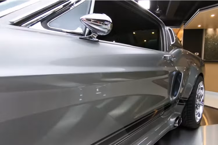 Dựa theo thông tin rao bán xe từ Vanguard Motor Sales, chiếc xe Mustang độ này được đặt tựa đề đơn giản là Ford Mustang 2011.