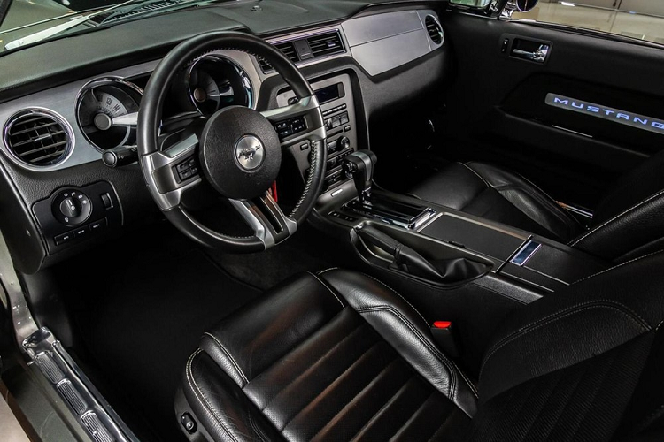 Đương nhiên, chiếc xe này còn gợi nhớ đến Eleanor, một trong những chiếc xe trong bộ phim “Gone In 60 Seconds” năm 2000 mà có bản chất là một chiếc Mustang GT Fastback 1967 độ cho giống Mustang Shelby GT500. Không giống với Eleanor, chiếc xe ở đây có trang bị bộ la-zăng 20 inch mạ crôm.