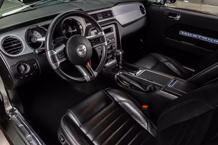 Đương nhiên, chiếc xe này còn gợi nhớ đến Eleanor, một trong những chiếc xe trong bộ phim “Gone In 60 Seconds” năm 2000 mà có bản chất là một chiếc Mustang GT Fastback 1967 độ cho giống Mustang Shelby GT500. Không giống với Eleanor, chiếc xe ở đây có trang bị bộ la-zăng 20 inch mạ crôm.