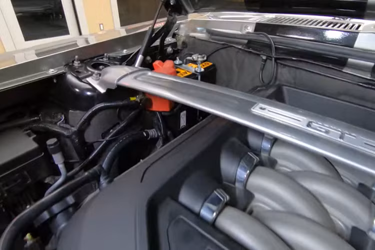 Hệ thống máy móc của xe vẫn được giữ y nguyên, một điều không bất ngờ khi nó mới chỉ có khoảng 26.700 km trên đồng hồ.