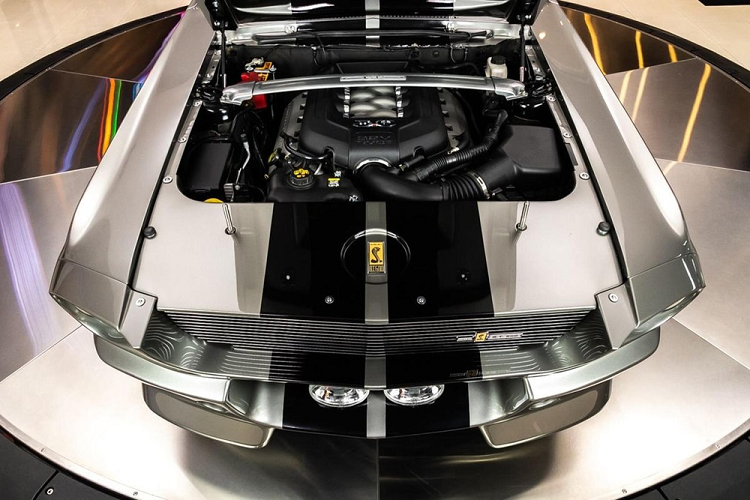 Không giống như như mẫu xe cổ Ford Mustang Fastback 1967 nguyên bản, chiếc xe độ từ hiện đại sang cổ điển này có đầy đủ các tính năng kiểm soát hành trình, kiểm soát lực kéo, đèn nội thất LED, và ghế trước sưởi ấm. Bộ thân vỏ bóng mượt ấn tượng của nó được hoàn thiện trong màu xám Pepper Gray với sọc đen, giống những sọc có trên Mustang GT500.