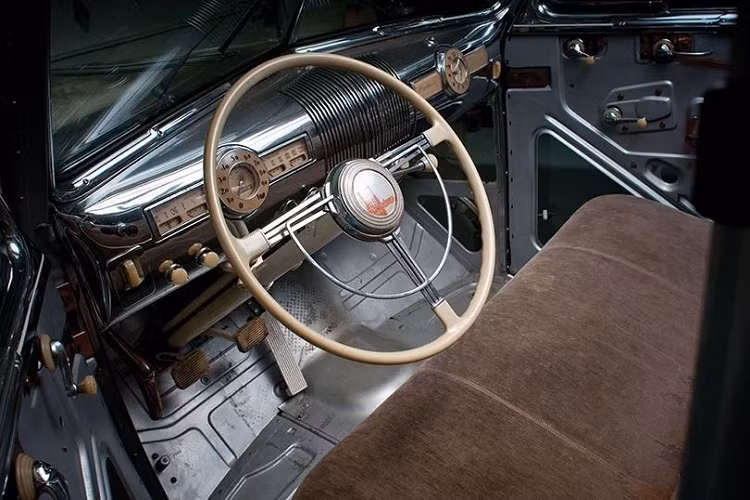 Nhà thiết kế Norman Bel Geddes và họa sĩ Dean Cornwall là hai người được GM giao trọng trách hoàn thành công việc. Bên cạnh đó, chúng ta cũng nên biết rằng có tồn tại một vài thông tin trái chiều về việc ai là người đã thực chế tạo chiếc xe: phiên bản câu chuyện chính thức và phổ biến là GM xử lý tất cả mọi thứ, nhưng cũng có những người tin rằng Pontiac Ghost Car là kết quả hợp tác giữa Fisher Body Co. và Rohm and Haas, công ty hóa học đã đưa chất liệu kính plexi ra thị trường.