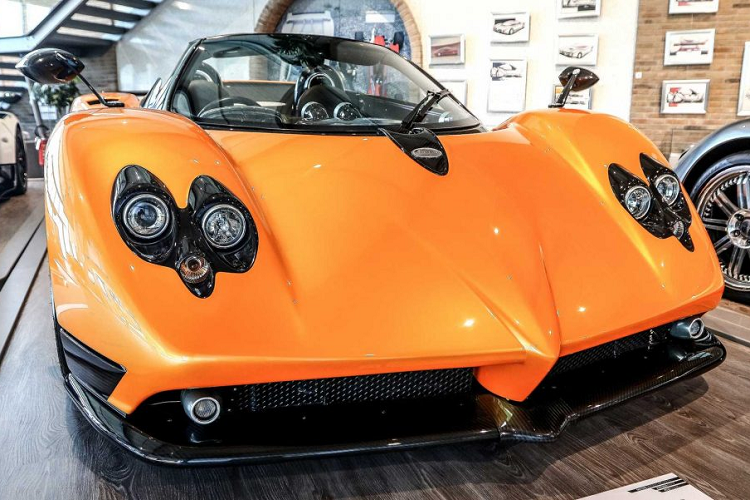 Cũng trong suốt thời gian đó, yếu tố chính tạo nên những chiếc Pagani – nghệ thuật, cũng phát triển không ngừng. Ban đầu, những chiếc Zonda C12 chỉ có khoang nội thất với vải caro, gỗ ốp, nhôm ốp,… cùng với ngoại thất đơn giản nhưng đẹp mắt. Dần dà về sau, những Zonda Cinque, Zonda 760 Series hay mới hơn là dòng Huayra, những yếu tố về nghệ thuật được đẩy mạnh và biến những chiếc xe này thành những tác phẩm nghệ thuật di động một cách thực thụ.