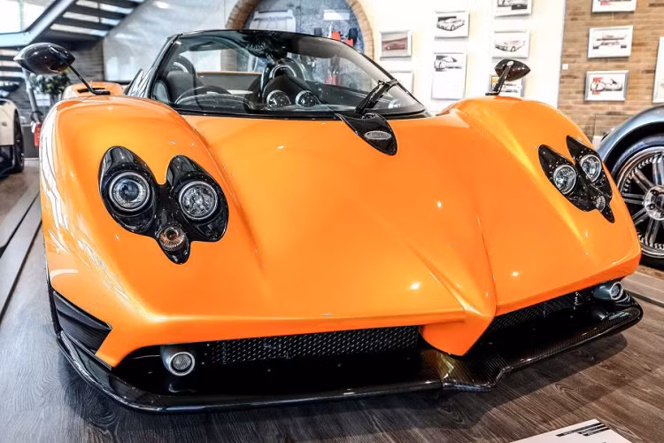 Cũng trong suốt thời gian đó, yếu tố chính tạo nên những chiếc Pagani – nghệ thuật, cũng phát triển không ngừng. Ban đầu, những chiếc Zonda C12 chỉ có khoang nội thất với vải caro, gỗ ốp, nhôm ốp,… cùng với ngoại thất đơn giản nhưng đẹp mắt. Dần dà về sau, những Zonda Cinque, Zonda 760 Series hay mới hơn là dòng Huayra, những yếu tố về nghệ thuật được đẩy mạnh và biến những chiếc xe này thành những tác phẩm nghệ thuật di động một cách thực thụ.