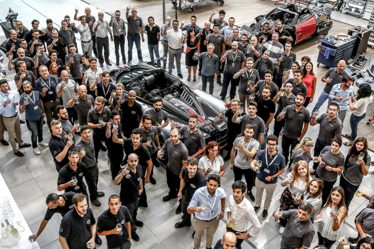 Tại nơi này, hơn hai mươi năm trước, một chiếc siêu xe được nghiên cứu, phát triển. Sau đó, năm 1999 tại Geneva Motor Show, chiếc xe được ra mắt, đó là siêu xe Pagani Zonda C12 và ngay lập tức trở thành tâm điểm khi đó. Chiếc xe đó đã trở thành tiền lệ và thiết lập nền tảng của những tác phẩm nghệ thuật lăn bánh trên phố ở thời điểm này.