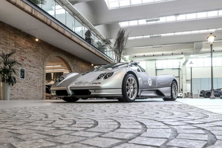 Về tương lai, hãng cho biết sẽ có nhiều điều thú vị về chiếc siêu xe Pagani mới sẽ sử dụng động cơ xanh. Tuy nhiên, hiện tại vẫn chưa có một đơn vị nào, một đại lý nào trên toàn thế giới yêu cầu hãng bán xe một chiếc Pagani “thân thiện với môi trường”.