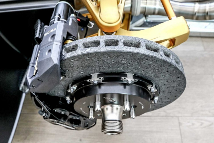 Qua 20 năm, khối động cơ V12 được cung cấp bởi Mercedes-AMG vẫn được hãng xe này tin dùng. Một phần vì sức mạnh, một phần vì tính đặc trưng mà động cơ này đã mang lại cho hãng trong suốt thời gian qua. Không dừng phát triển, khối động cơ ngày đó hiện nay đã sở hữu những công nghệ mới nhất, tiên tiến nhất để phù hợp với những quy định mới.