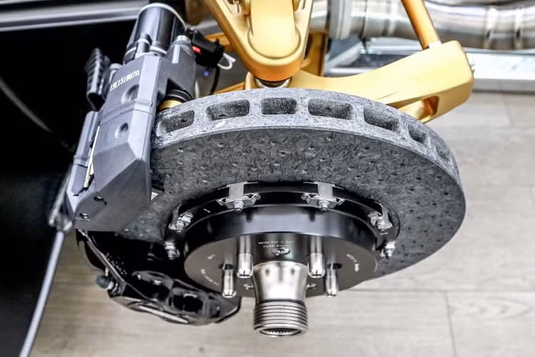 Qua 20 năm, khối động cơ V12 được cung cấp bởi Mercedes-AMG vẫn được hãng xe này tin dùng. Một phần vì sức mạnh, một phần vì tính đặc trưng mà động cơ này đã mang lại cho hãng trong suốt thời gian qua. Không dừng phát triển, khối động cơ ngày đó hiện nay đã sở hữu những công nghệ mới nhất, tiên tiến nhất để phù hợp với những quy định mới.