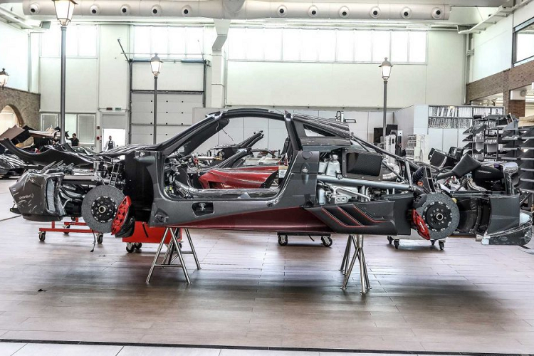 Trao đổi về khối động cơ này, Horacio Pagani cho biết việc gặp gỡ Dieter Zetsche – người tạo nên thương vụ cung cấp động cơ Mercedes-AMG cho Pagani, là một câu chuyện cổ tích. “Ông ấy khi đó còn là một kỹ sư của Mercedes-Benz, khi tôi cho ông ấy xem bản thảo của Zonda, ông ta đã thốt lên rằng đây sẽ là một chiếc xe trường tồn với thời gian”.