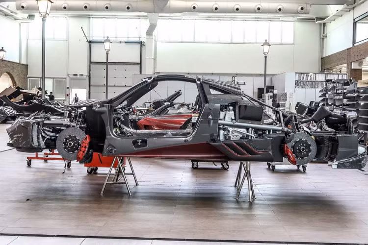 Trao đổi về khối động cơ này, Horacio Pagani cho biết việc gặp gỡ Dieter Zetsche – người tạo nên thương vụ cung cấp động cơ Mercedes-AMG cho Pagani, là một câu chuyện cổ tích. “Ông ấy khi đó còn là một kỹ sư của Mercedes-Benz, khi tôi cho ông ấy xem bản thảo của Zonda, ông ta đã thốt lên rằng đây sẽ là một chiếc xe trường tồn với thời gian”.