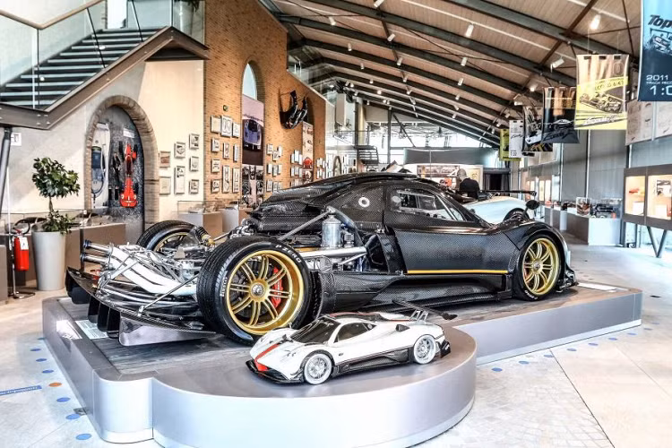 “Khách hàng ngày nay, ít nhất là khách hàng của Pagani, rất khắt khe. Một cỗ máy được tạo thành từ hơn mười nghìn linh kiện, coi động cơ là một mảnh duy nhất và mỗi chi tiết này có một nghiên cứu phía sau, tuy nhiên, cố gắng trở thành thứ tạo ra cảm xúc, ngay cả một thanh chống, vốn là một thành phần kỹ thuật thuần túy, đối với chúng tôi, nó là một vật thể phải truyền tải một cái gì đó cho bạn, nó phải mang lại cho bạn một cảm xúc”.